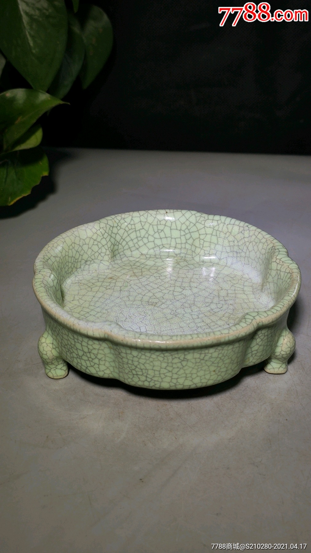 花口三足瓷笔洗造型独特瓷质细腻釉水肥厚文房雅致