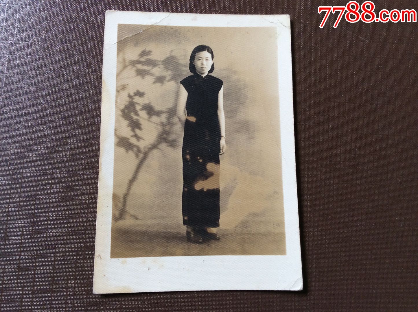 中等尺寸1940年民国美女照片:花影中穿长旗袍的少女亭亭玉立,背后大段