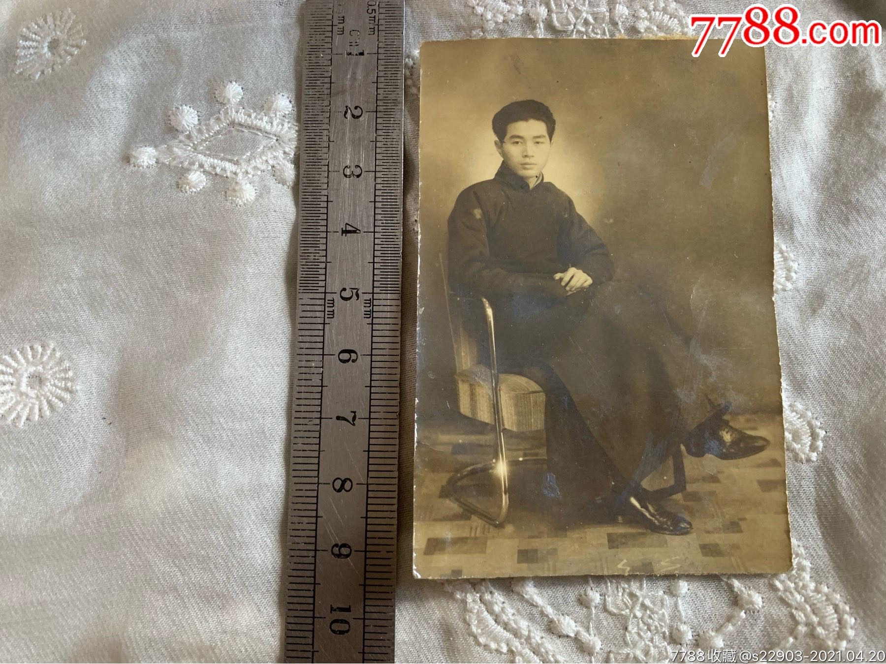 民国老照片:翘着二郎腿穿长袍的帅哥坐在椅子上约9.4×6.5厘米