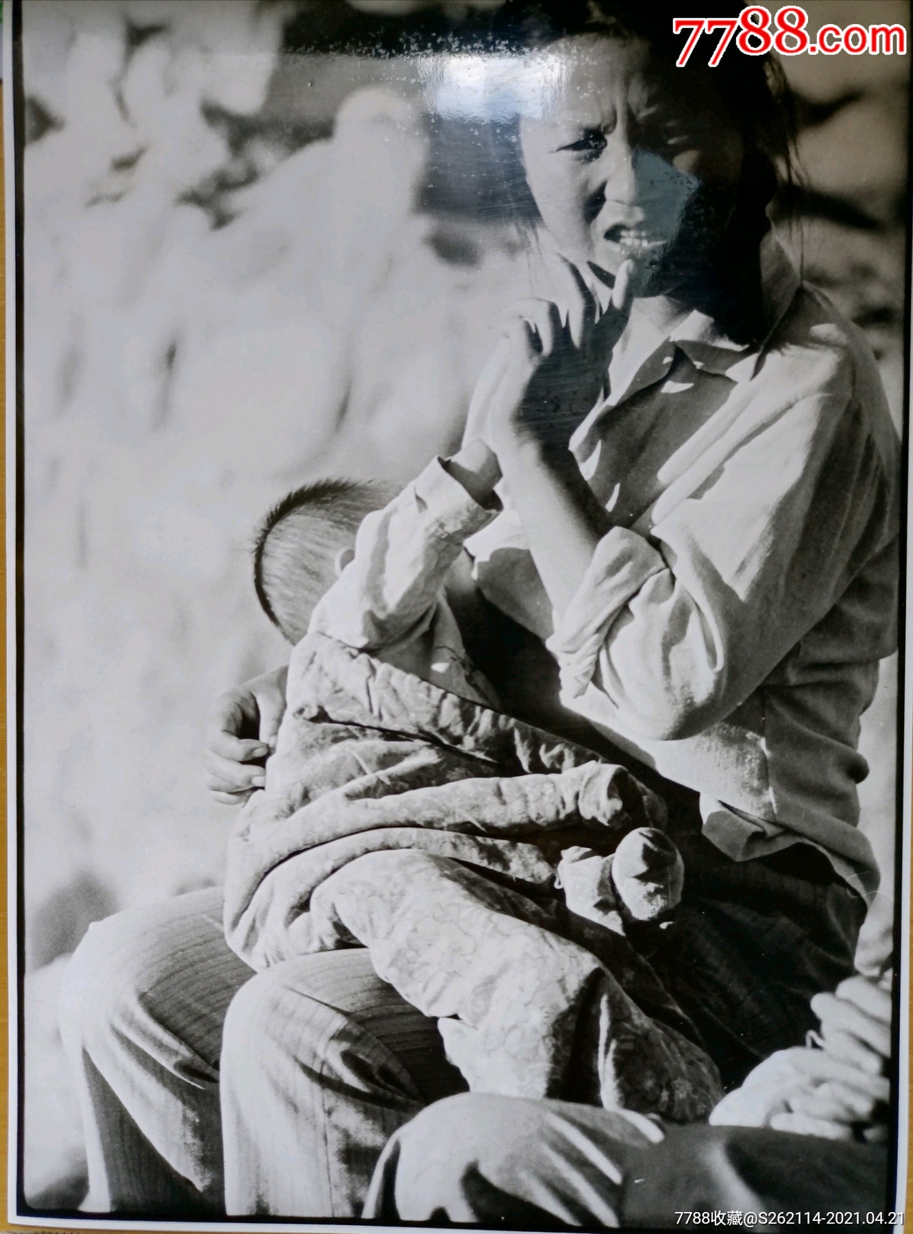 母亲的爱哺乳孩子的照片大约七八十年代保存完好