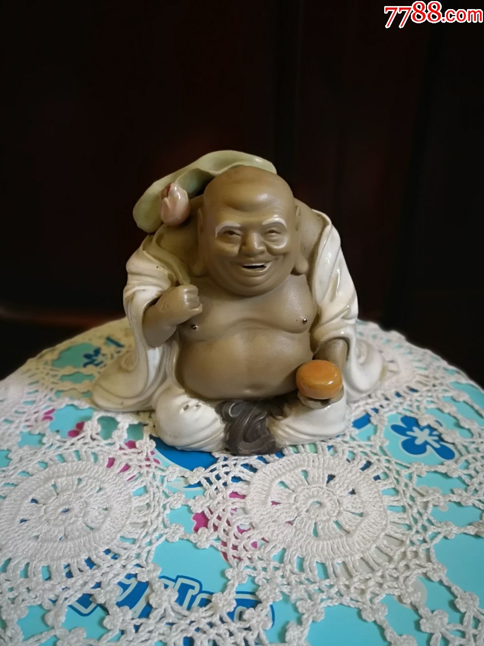 快乐的罗汉瓷像