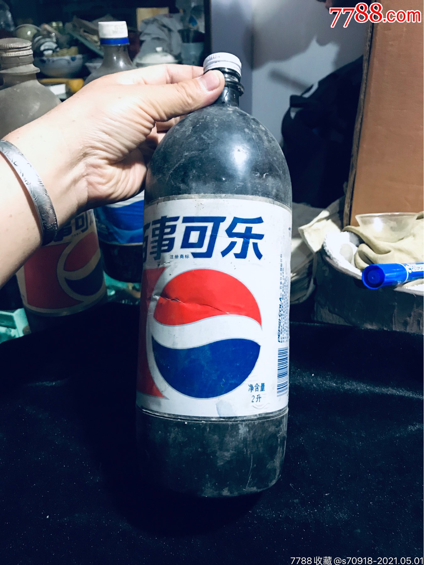 百事可乐一2l瓶盖不是原装一里面不知道是什么