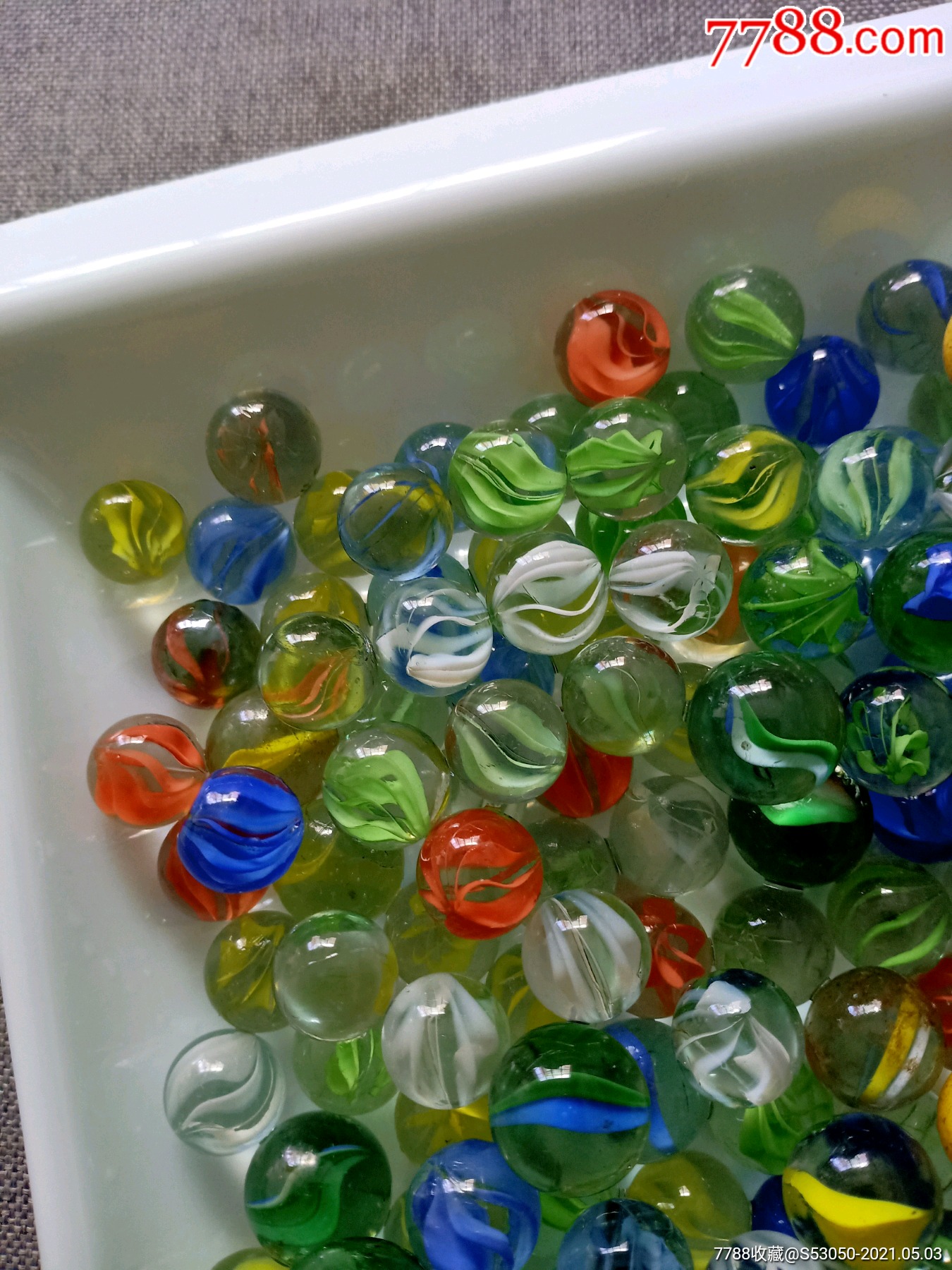 玻璃珠一堆有些很一般有些更好看黄色大一点那些是塑料的