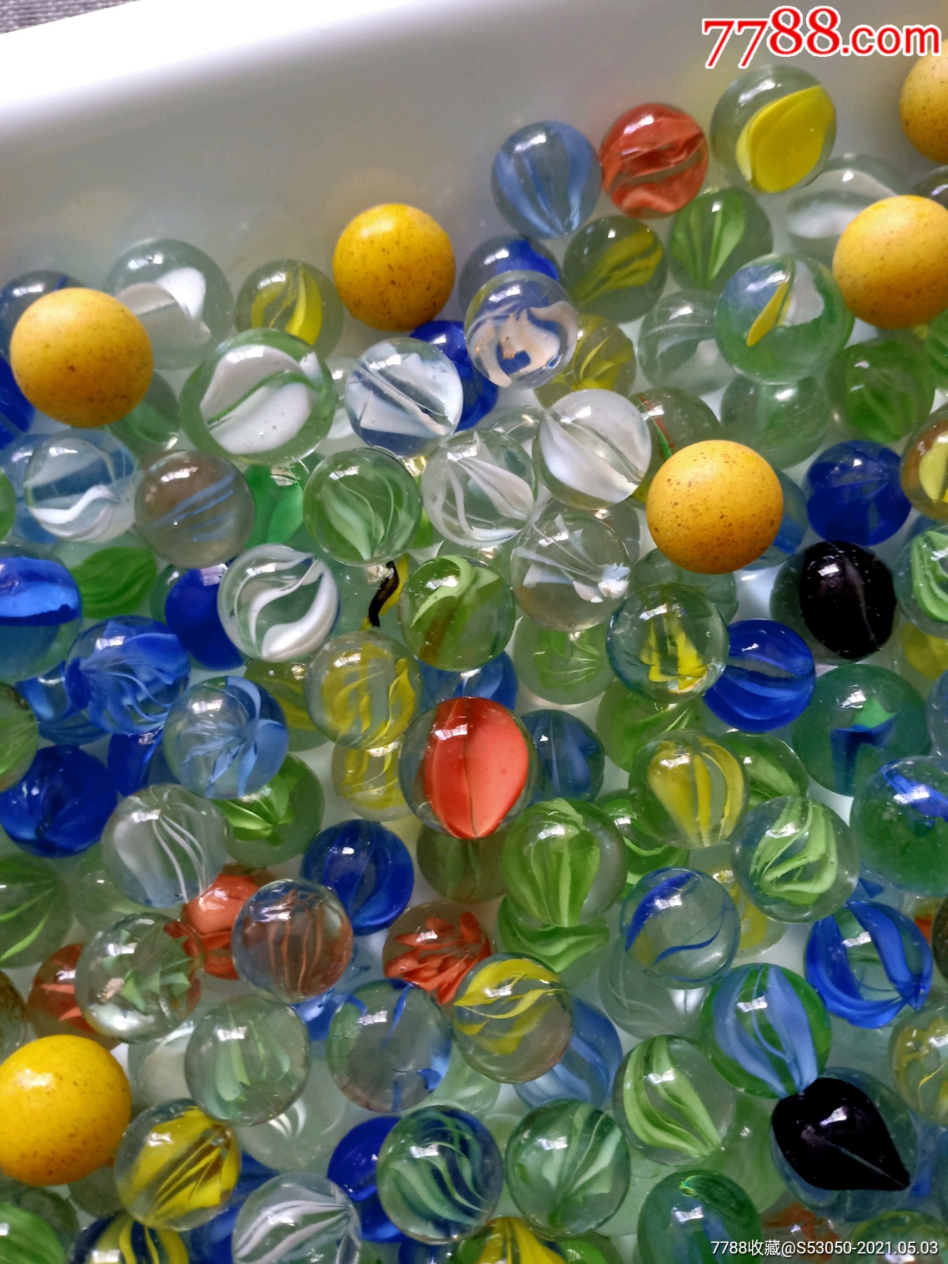 玻璃珠一堆有些很一般有些更好看黄色大一点那些是塑料的