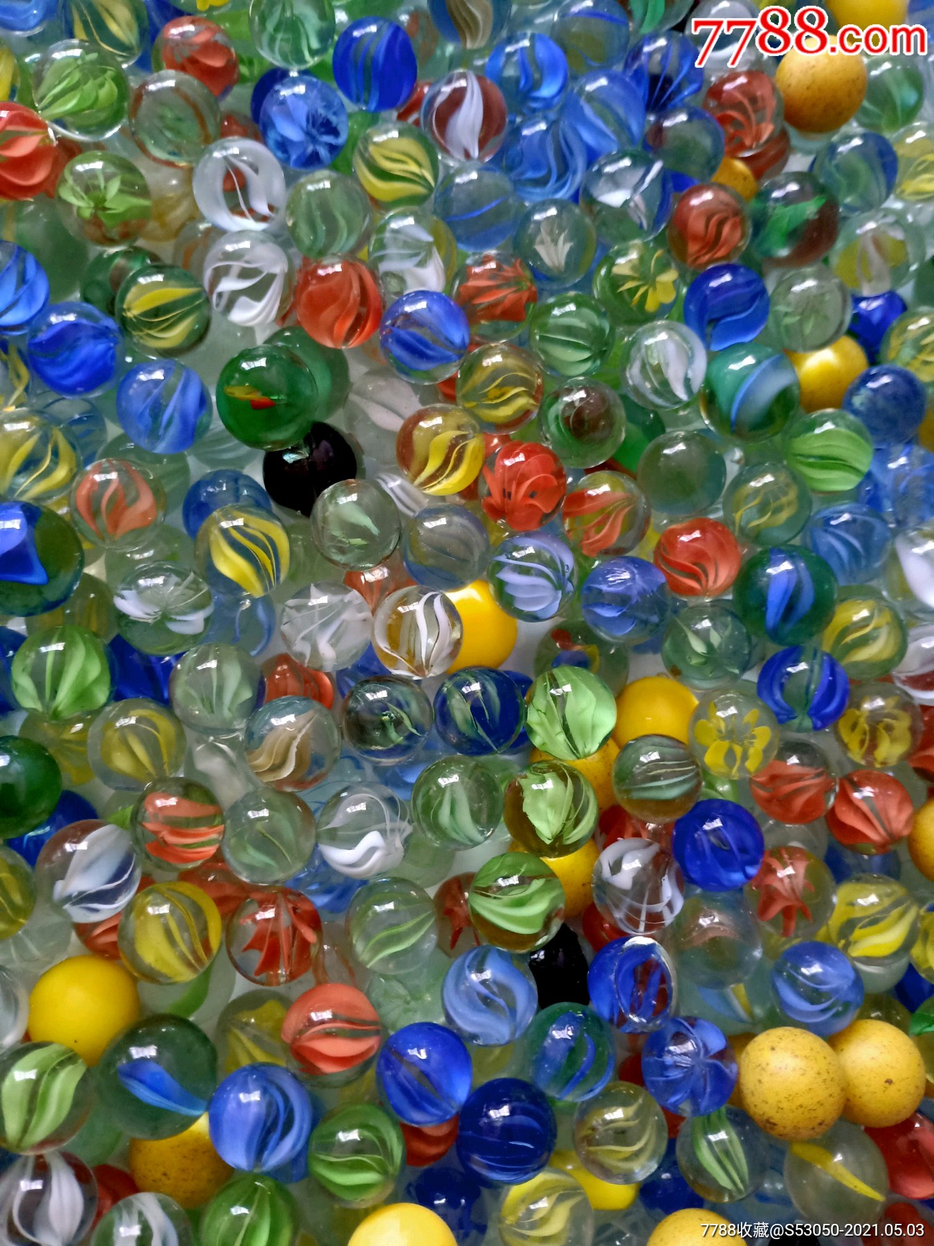 玻璃珠一堆有些很一般有些更好看黄色大一点那些是塑料的