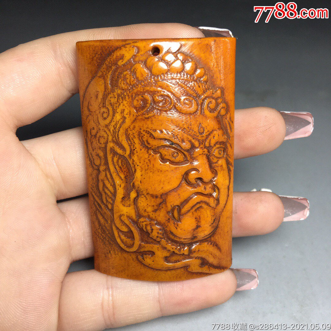 牛骨牌子牛骨是原始自然粗犷豪放具有辟邪化吉之寓意西藏是一片充满