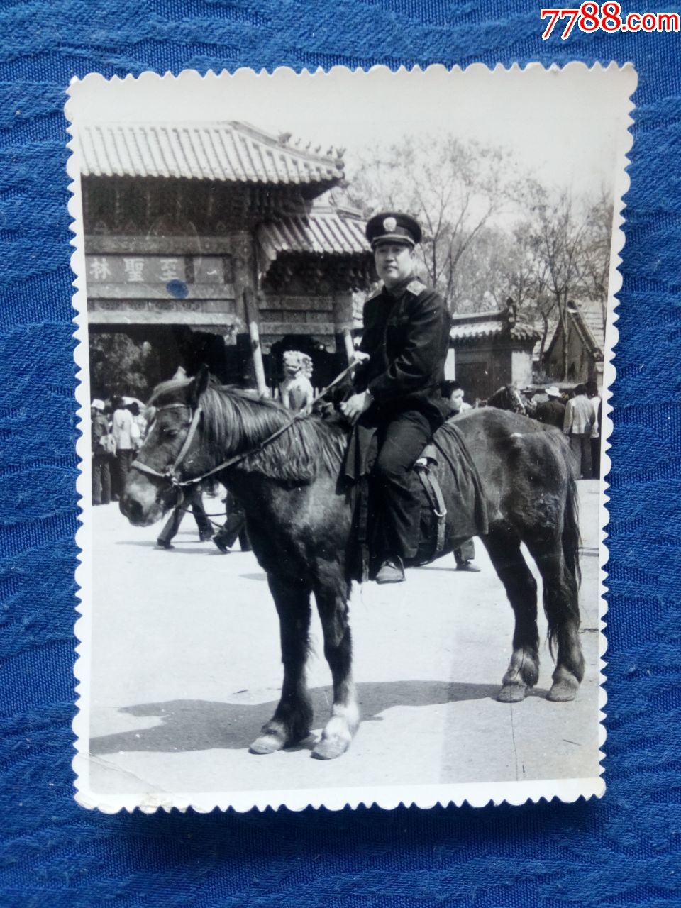 经典黑白老照片戎马一生的解放军骑在马上在曲阜至圣林孔林大门牌坊前