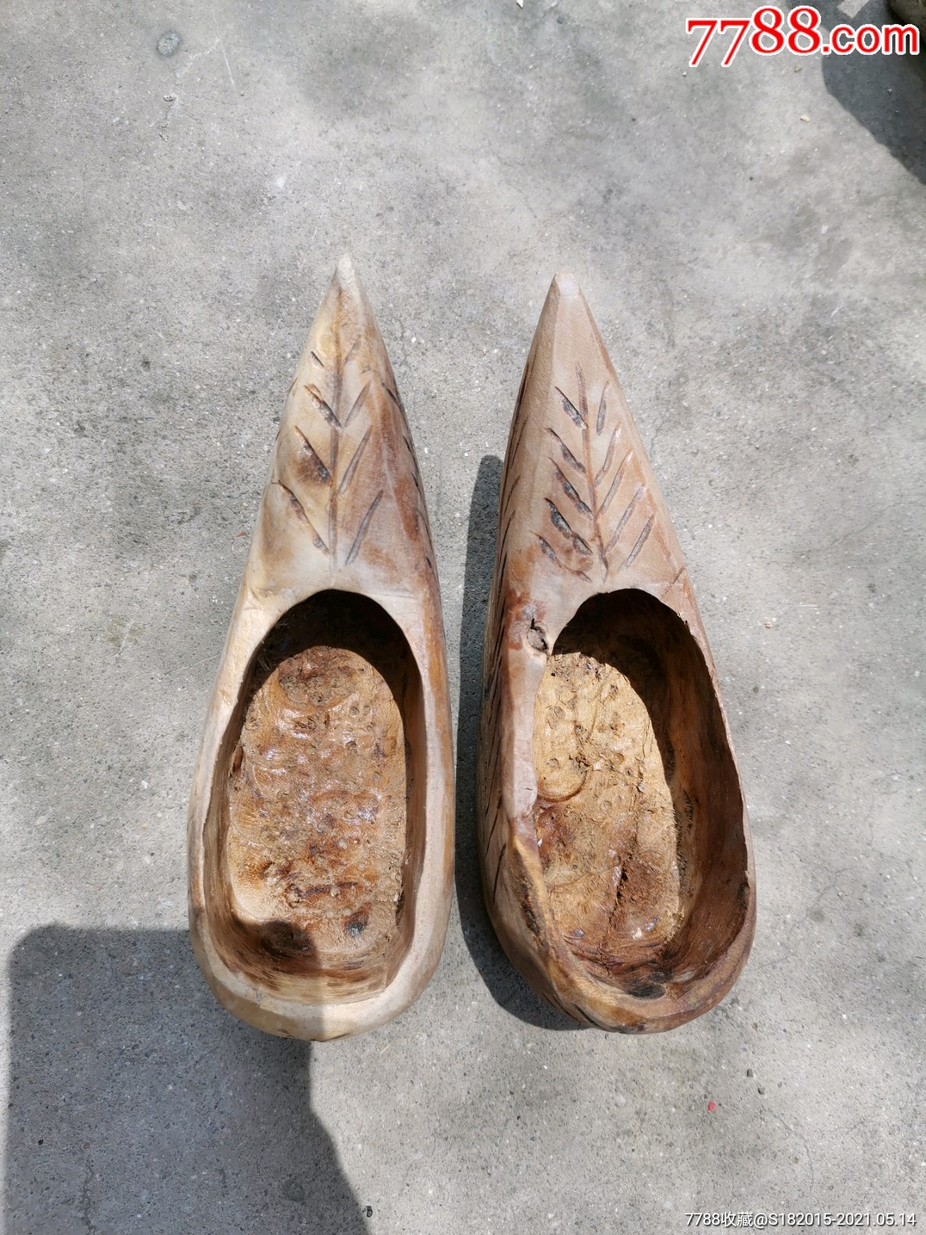 三寸金莲鞋子一双木头做的