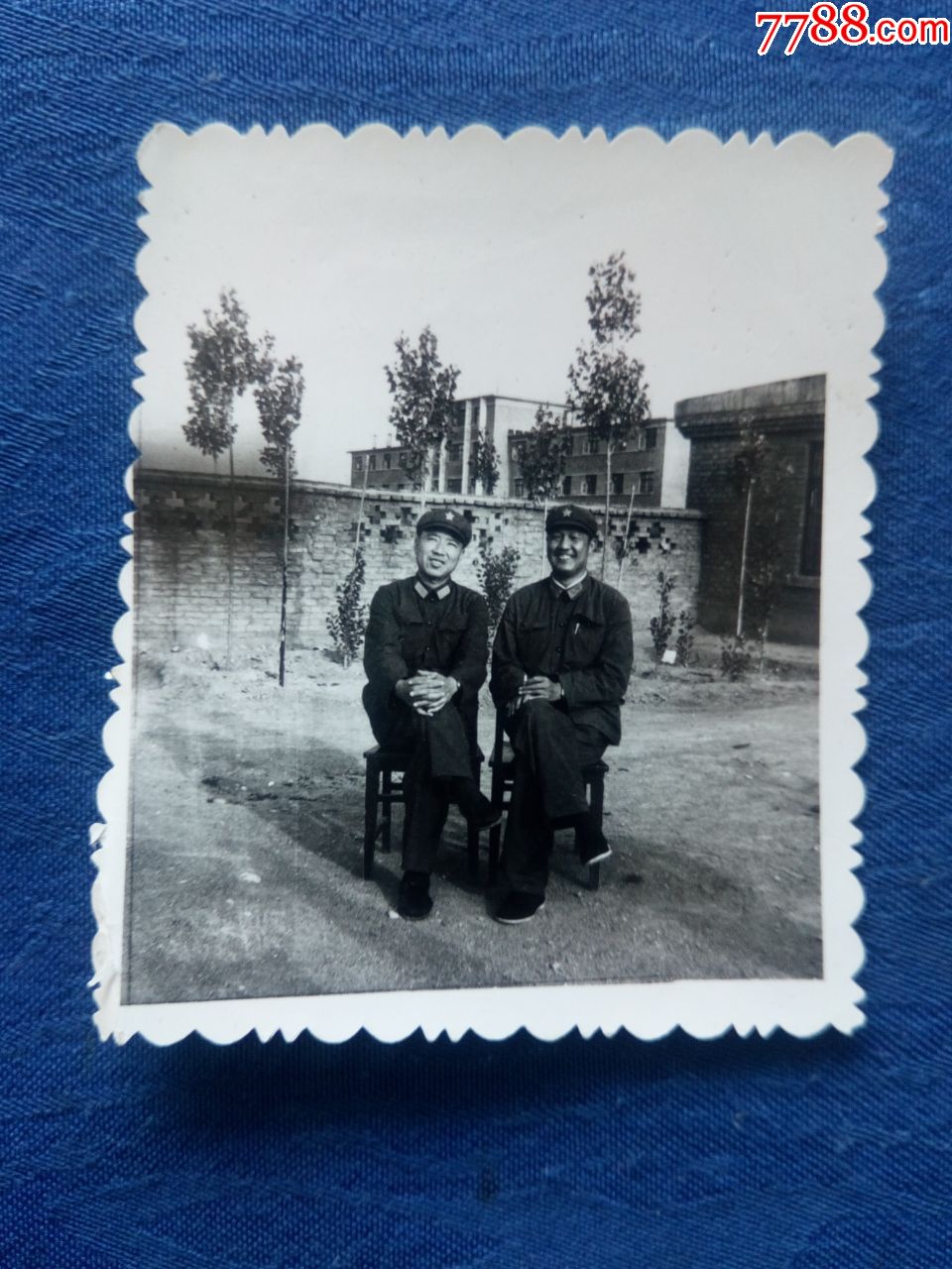 影像资料记录历史怀旧收藏黑白老照片亲密战友战友情最珍贵
