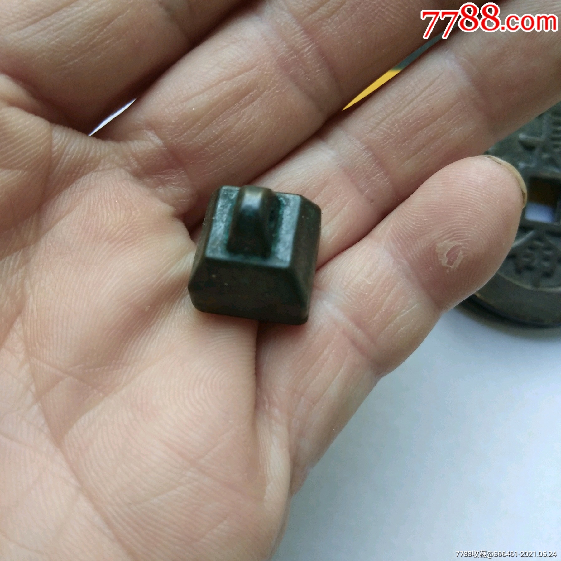 出土不知什么朝代的青铜印章一个