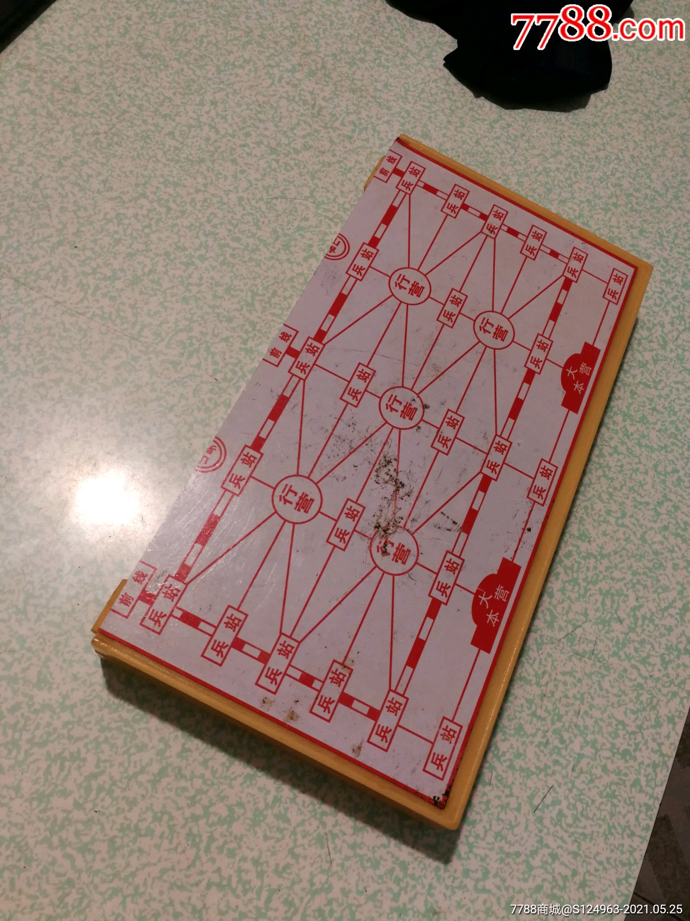 带磁性的军棋棋子里有小磁铁