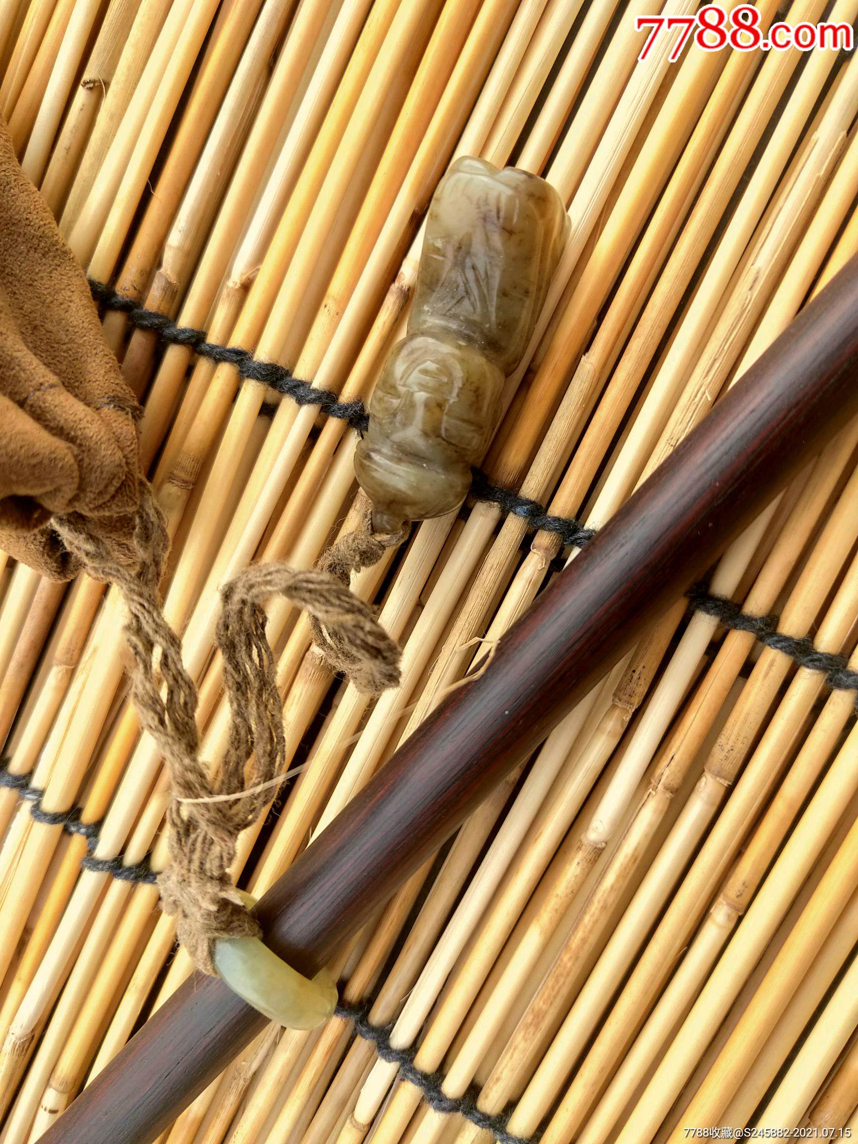 下乡收到清代老烟袋铜嘴带有雕工,红木杆铜锅带玉挂件品相_聚宝轩古玩