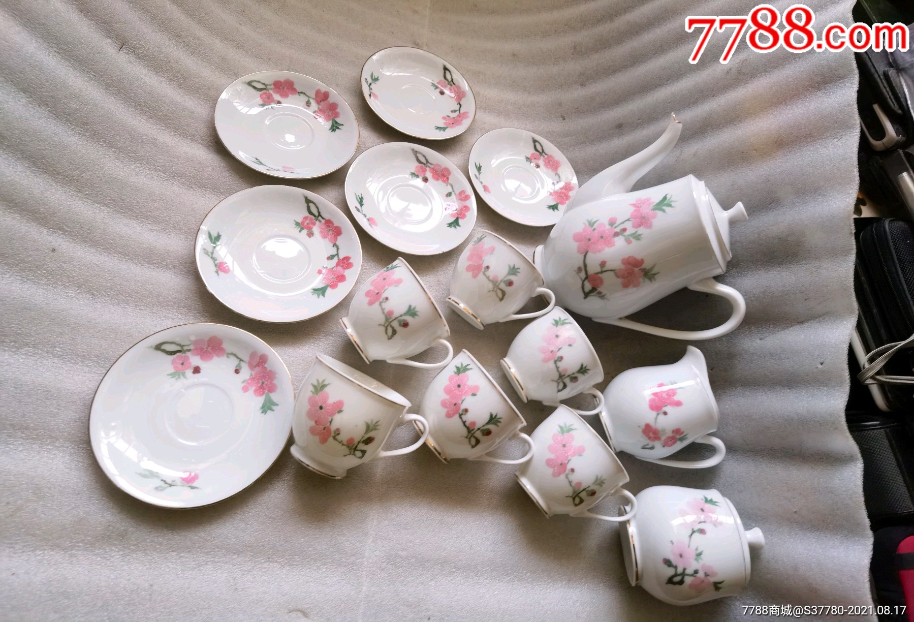 中国界牌瓷器壶杯碟一套一起拍无磕碰无冲线