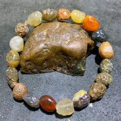 精美筋脈石老料原石手串一條，