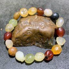 精美天然潔凈透徹阿拉善彩珠瑪瑙手串一條，