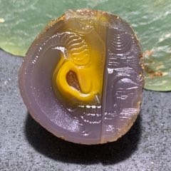 精美亞光蒙料戰(zhàn)國紅瑪瑙高潤度原皮雕刻一念之間吊墜一個(gè)！