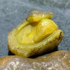 精美亞光蒙料戰(zhàn)國紅瑪瑙高潤度原皮雕刻靈蛇吊墜一個(gè)！