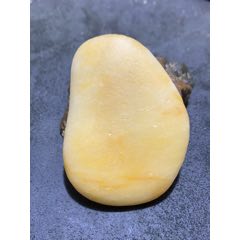 精美天然地表黃白料金絲玉籽料原石一塊，