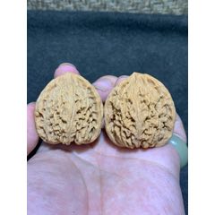 精美南疆石文玩核桃一對！