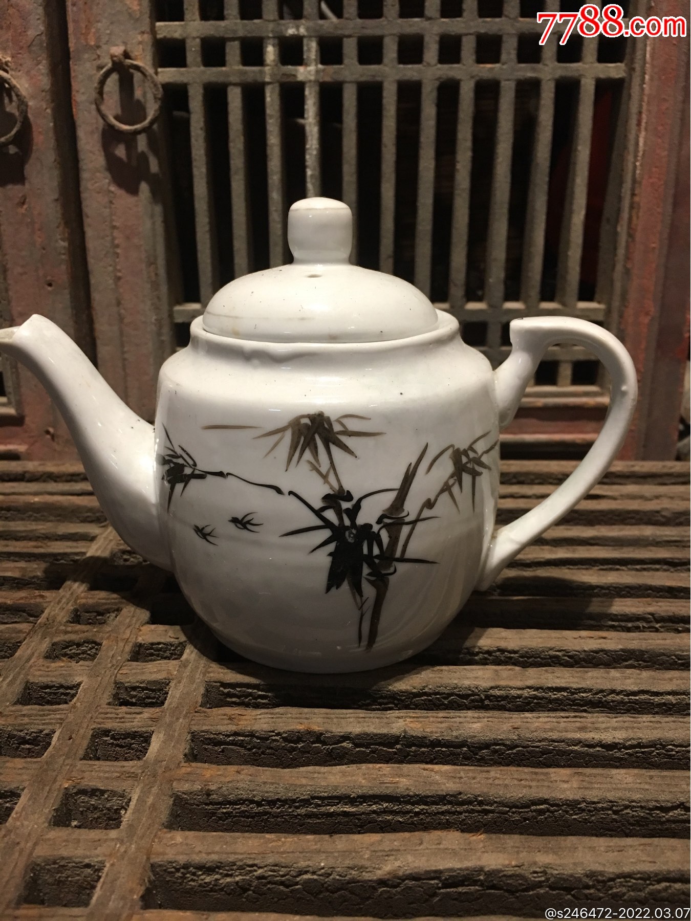 com)>首页>大众加价>彩绘瓷/彩瓷>80年代手绘竹节茶壶_价格50元【酩叶