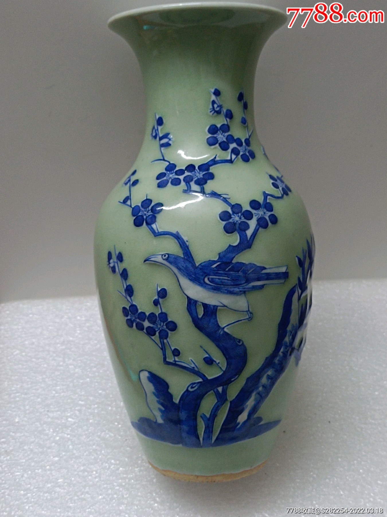 豆青釉陰刻花紋瓶 中国美術 中国古玩 豆青釉陰刻花紋瓶 中国美術 中国古玩 豆青釉陰刻花紋瓶 中国美術 中国