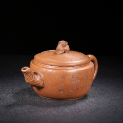 商品名称:品名:醒狮底款:王南林尺寸:17/9cm容量:300cc紫砂分类:原矿