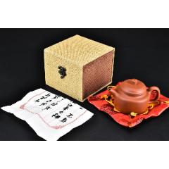 紫砂壶《手工壶》一把,紫砂原矿泥手工制作而成,底部"史德中制"款