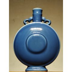 清代：蓝釉抱月瓶.器型规整大气.釉水肥厚饱满.施釉均匀.莹润纯正.高尚
