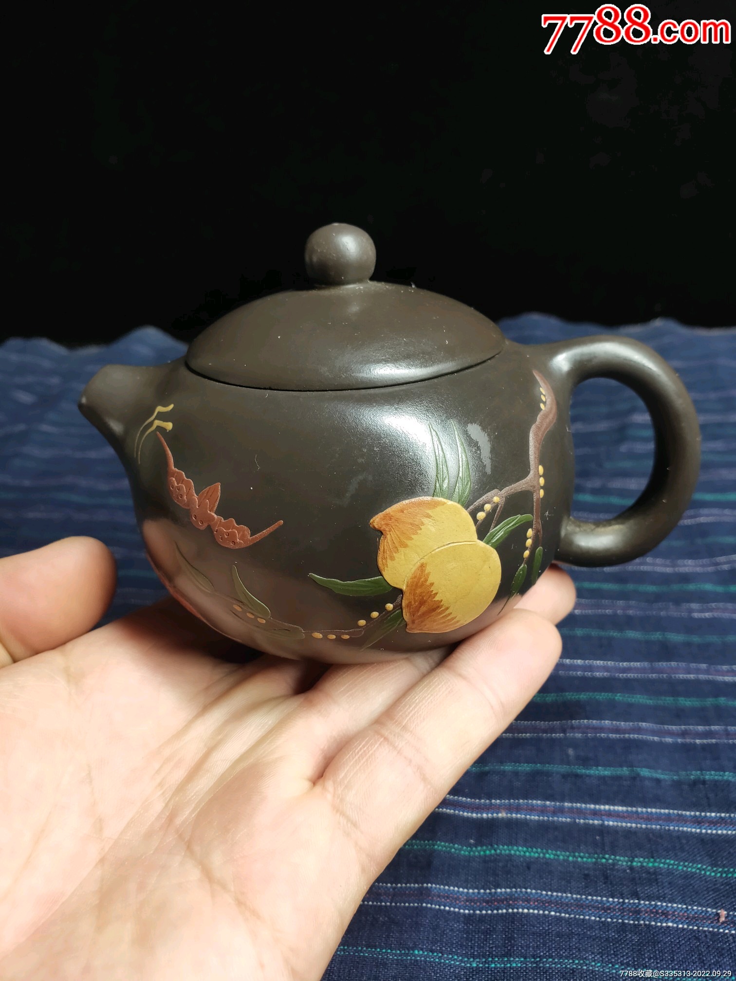 精品紫砂壶一把,"王国望制"底款,壶内有印章款,保存完整,值得收藏.