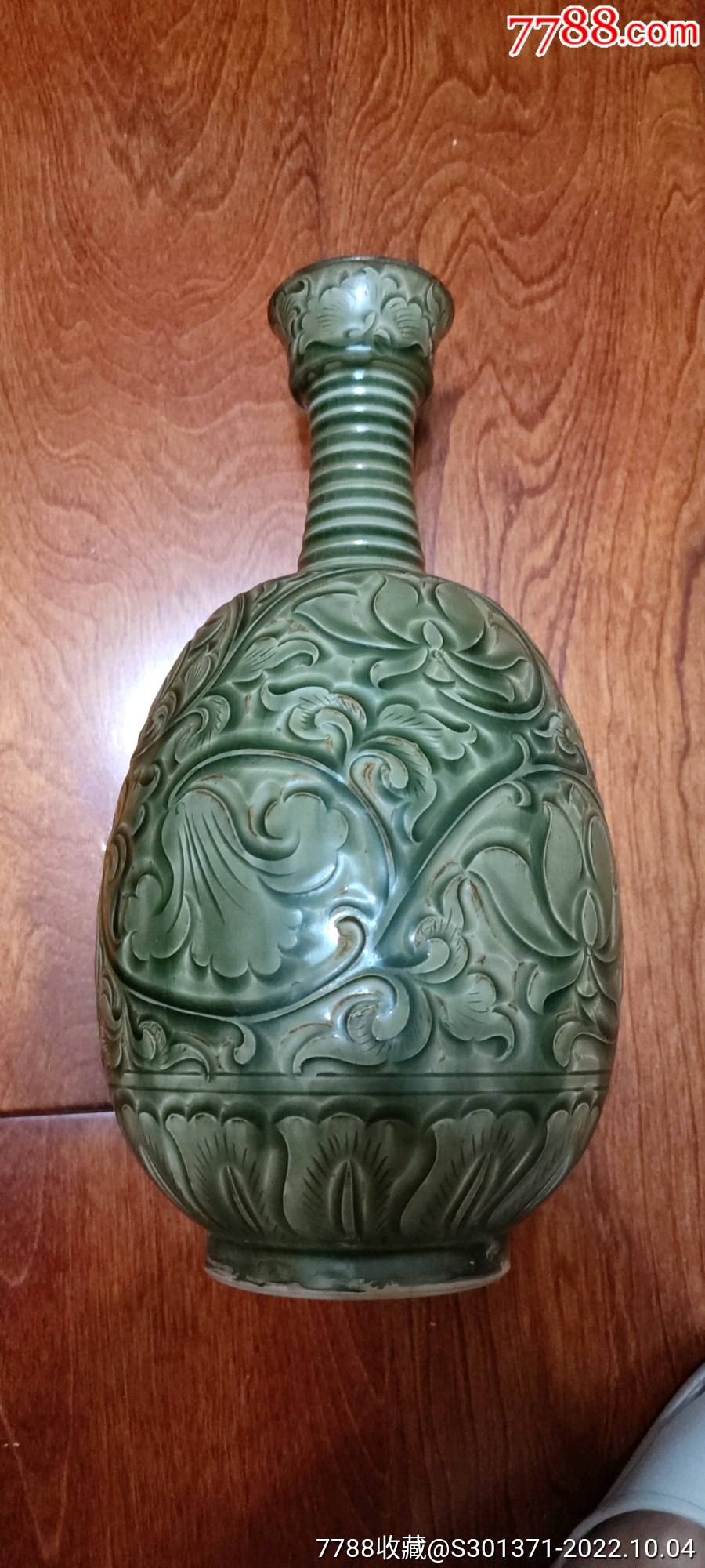 【宋代·耀州窑】青釉莲花缠枝纹长颈旋纹花瓶_价格38000元_第1张