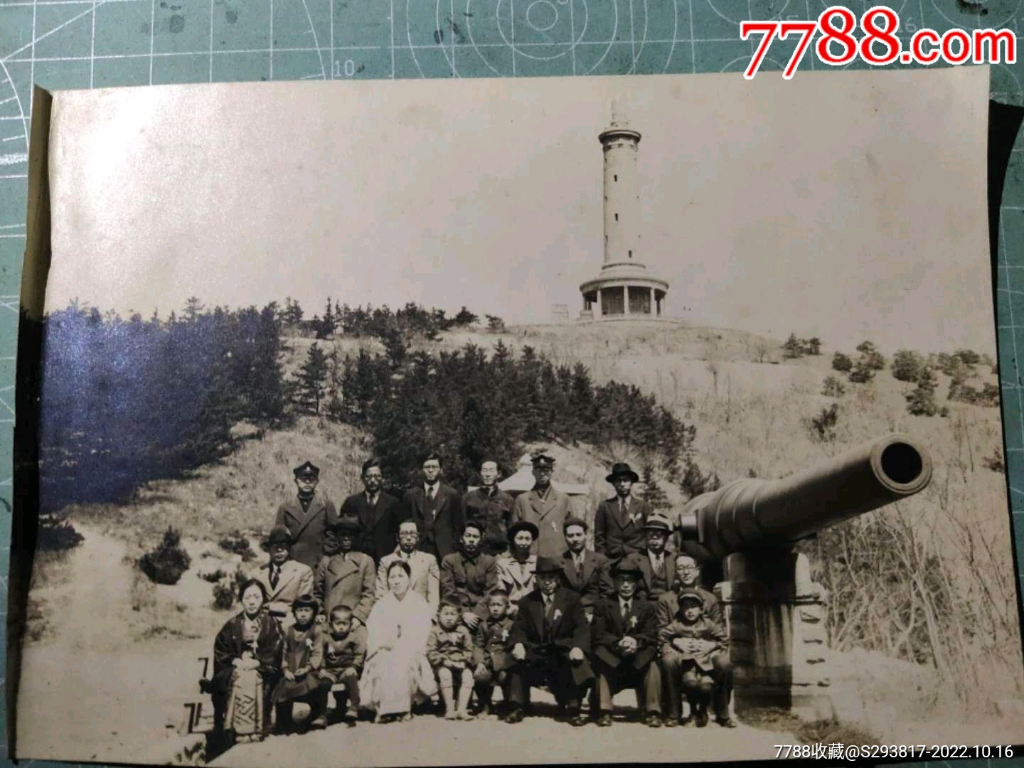民国时期，日据关东州大连旅顺白玉山旅顺炮台前旅华日本人合影，11*15厘米_老照片_派大星和本株式会社【7788收藏__收藏热线】