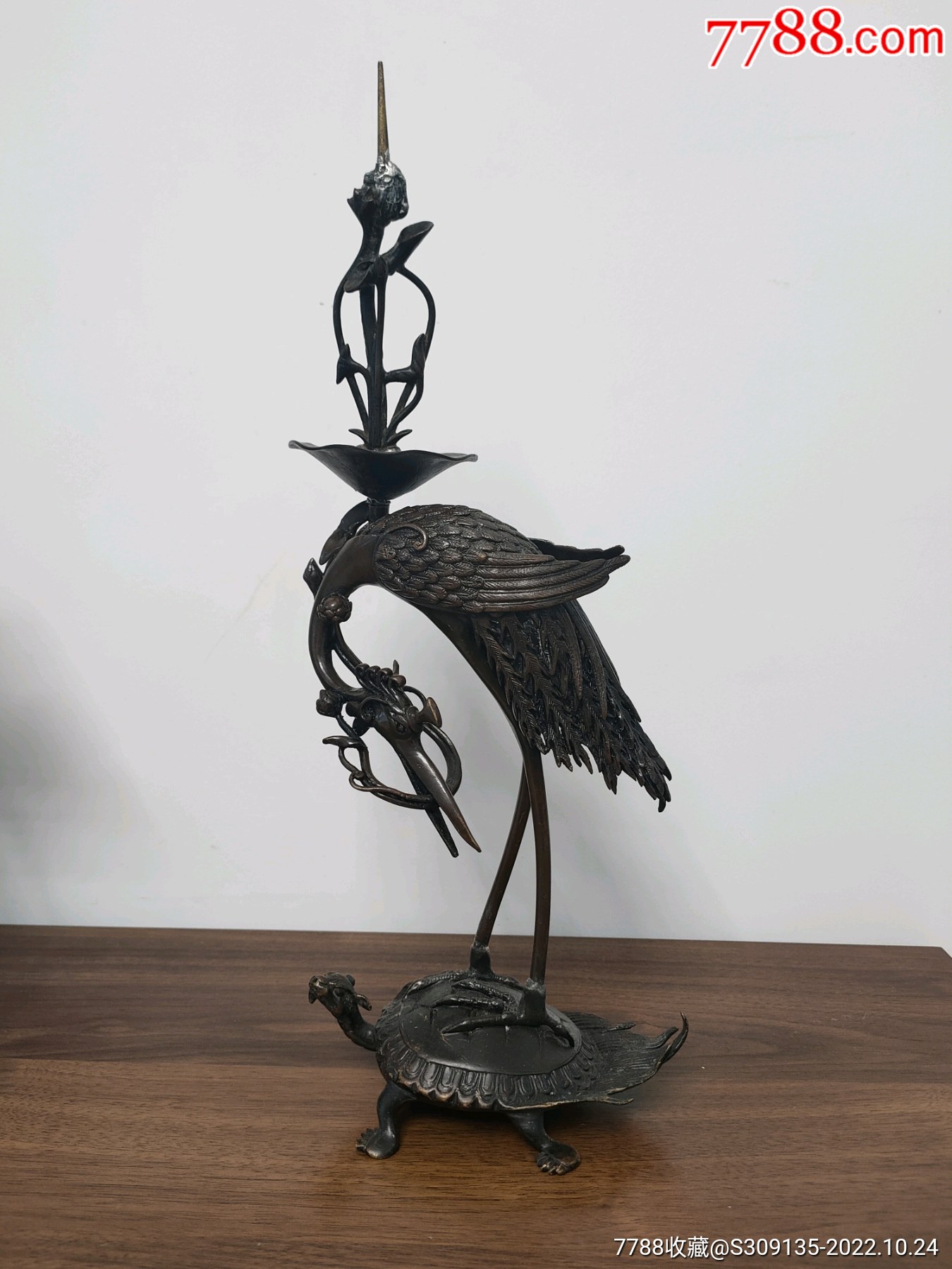 明清龟鹤延年荷叶铜烛台,线条流畅,细节精致,博物馆级别,值得收藏.