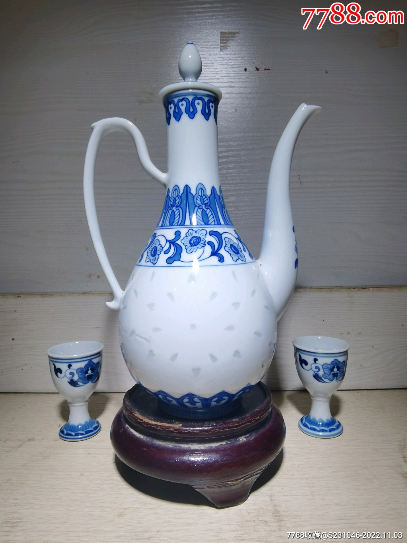 70年代光明瓷厂试验组手绘青花花卉玲珑酒壶