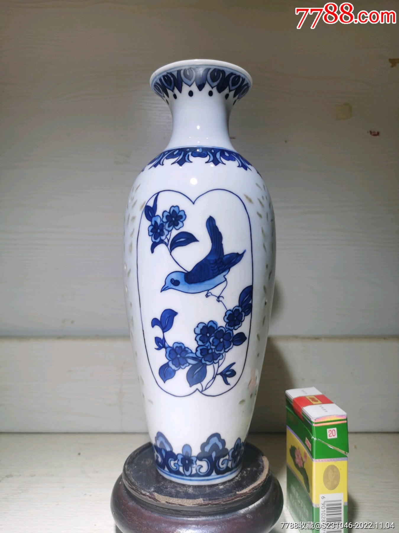 70年代光明瓷厂手绘青花喜鹊梅花玲珑鸡腿瓶_价格1333元_第1张