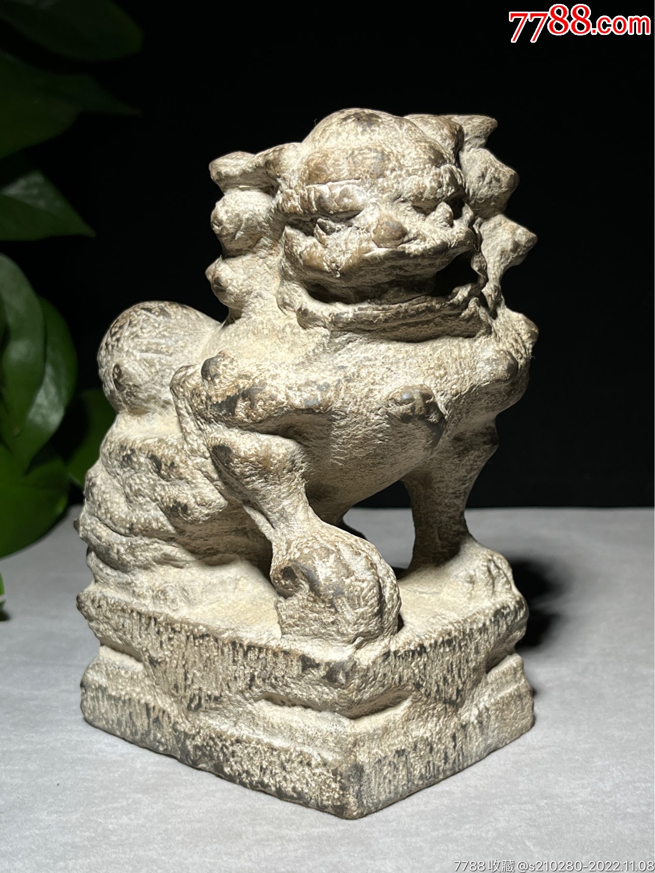 石雕案头石狮子!造型独特,石质坚硬,雕刻细腻,皮壳老辣,背绣球!_石狮/石雕塑_晋都文玩阁【7788收藏】
