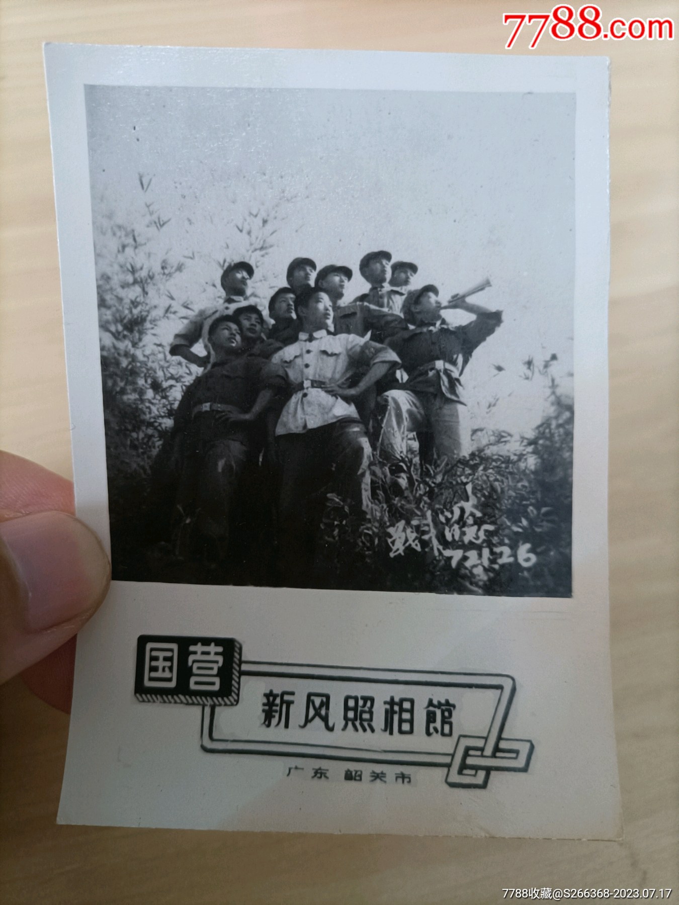 文*老照片红卫兵造反派战斗队留念英姿飒爽的样子_老照片_老哈包袱斋【7788收藏__收藏热线】