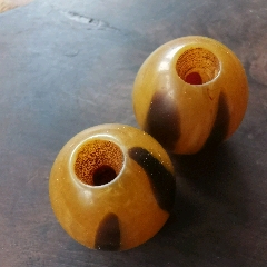舊藏羊角制品二顆珠子_