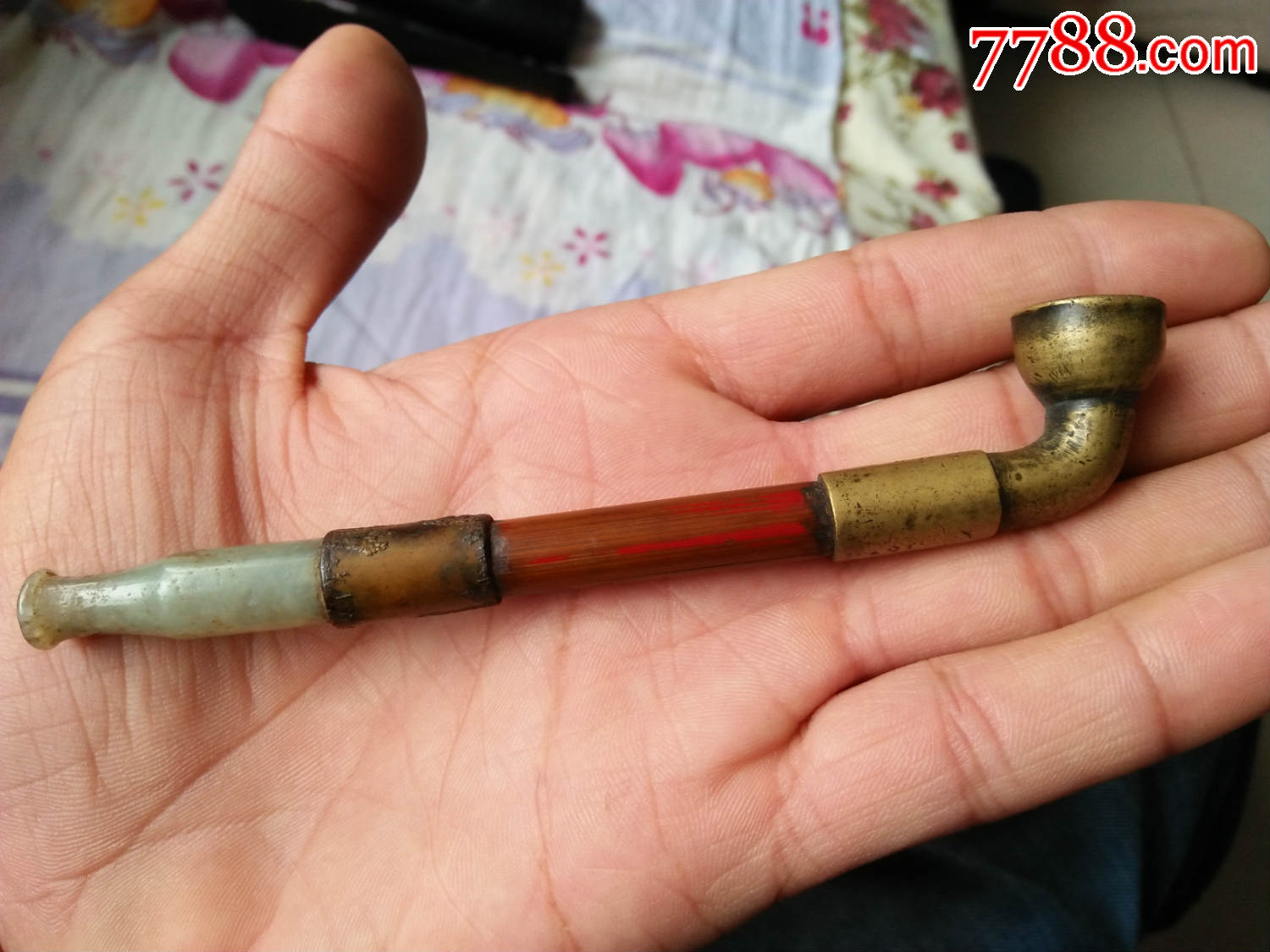 一根小巧的烟袋杆子