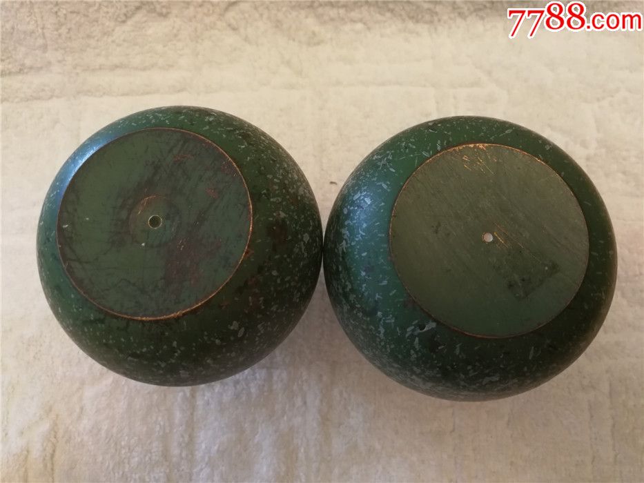 老旧的雪花绿漆铜瓶一对,单只高10厘米直径7.