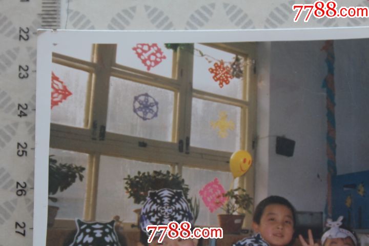 九十年代小朋友过圣诞节-窗户上贴着贴纸-面具