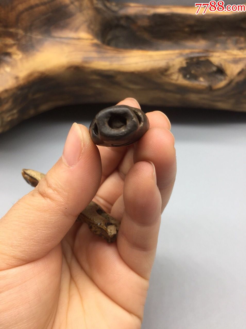 包老哨子两个,分别高5厘米,4厘米,保存完好,可