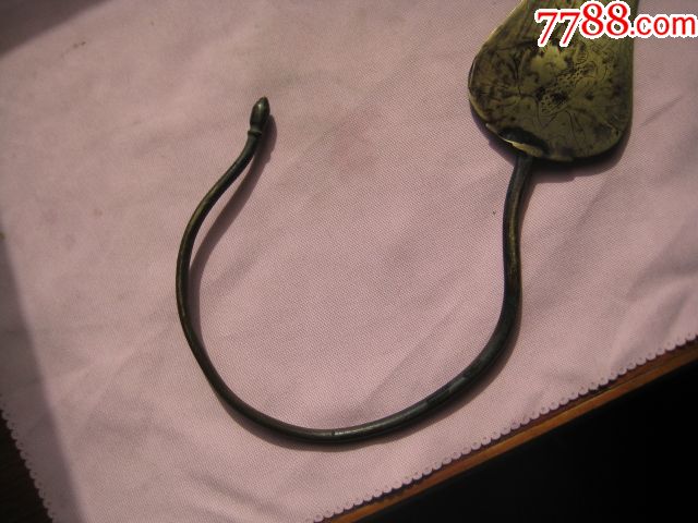 一个漂亮的雕刻精美的送福童子白铜门帘钩