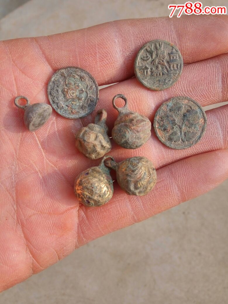 鎏金铜纽扣8枚,铜扣8枚