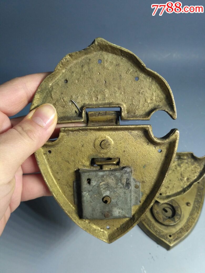 一对老箱柜锁