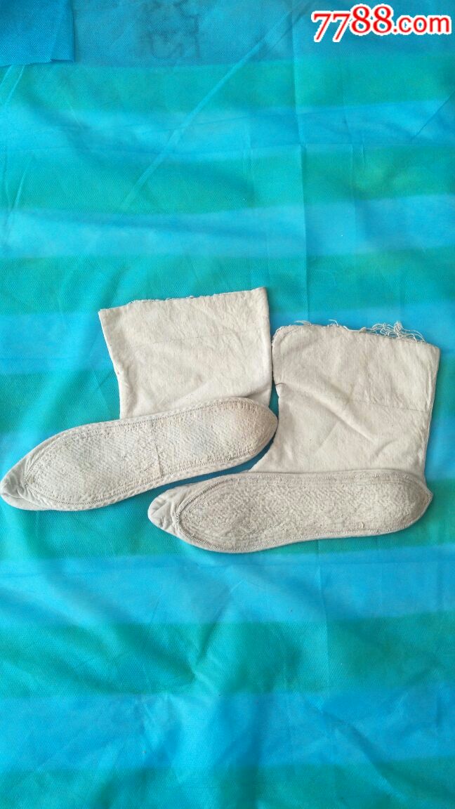 老式小脚布袜子(袜子垫缝制花纹秀巧端雅,顶端处尖尖,是历史文化的一