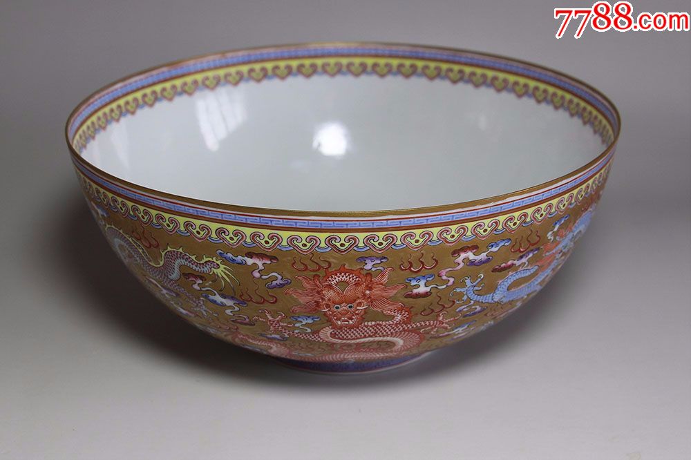 金地粉彩九龙碗