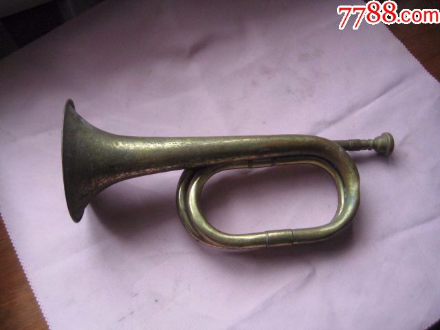 一把品相不错的上个世纪的小军号