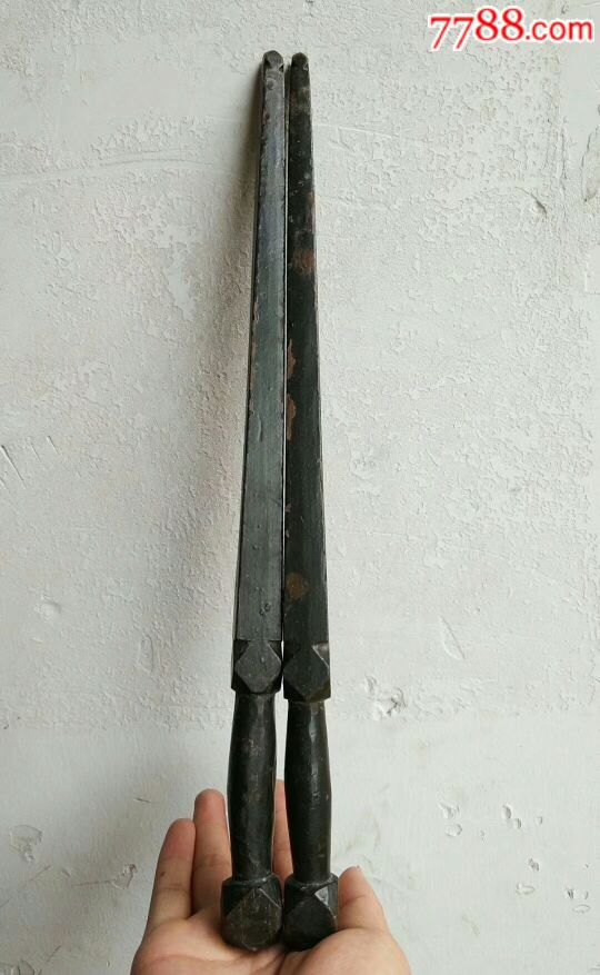 清代木雕秦琼双锏,造型精致,雕工一流,品相完整,特价450包邮,长36厘米