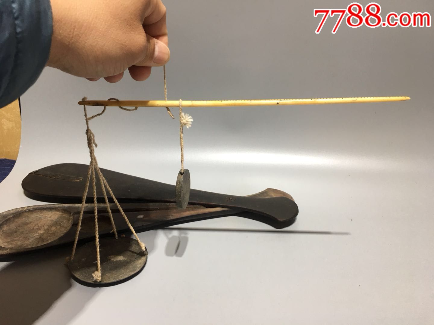 清,楠木盒;等子秤.