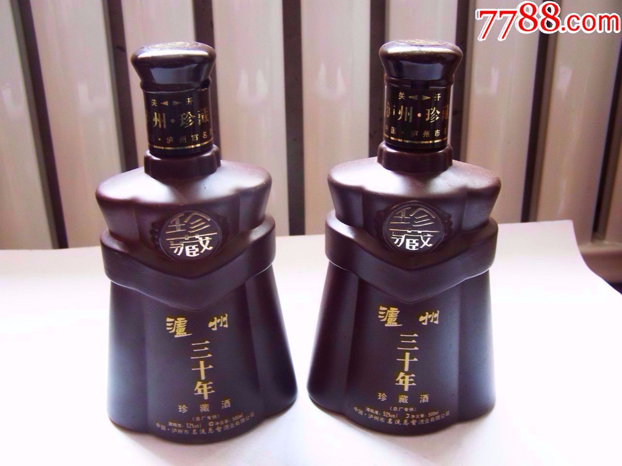 泸州(三十年,珍藏酒)一对,酒瓶,带皮具盒,完好,少见,点图可放大